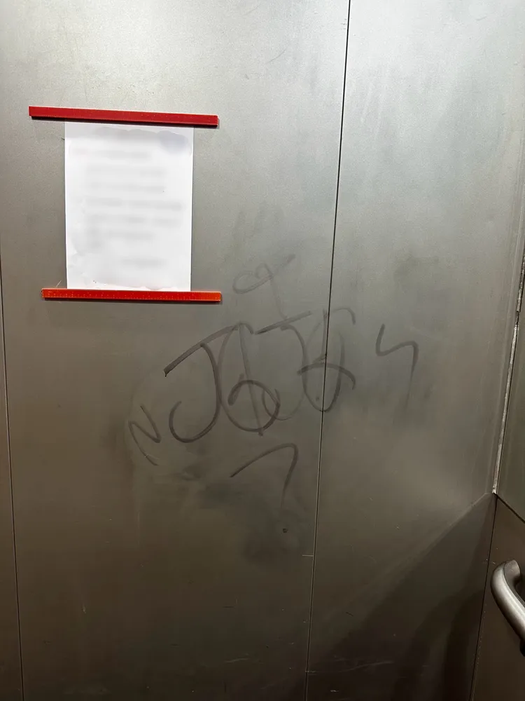 電梯內也遭塗鴉。警方提供
