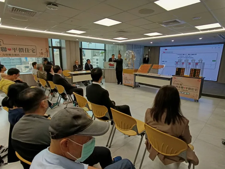 在整體房地產市場一片盤整聲中，一年一度的「台灣金聯平價住宅銷售」活動今辦理公開抽籤，共有1,730人登記申購86件平價住宅，最搶手的物件逾百人爭搶抽籤率不到1%。許麗珍攝