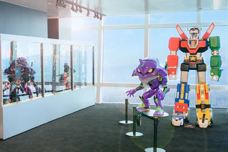 「超級機器人傳奇特展」大型裝置與公仔展櫃。台北101提供