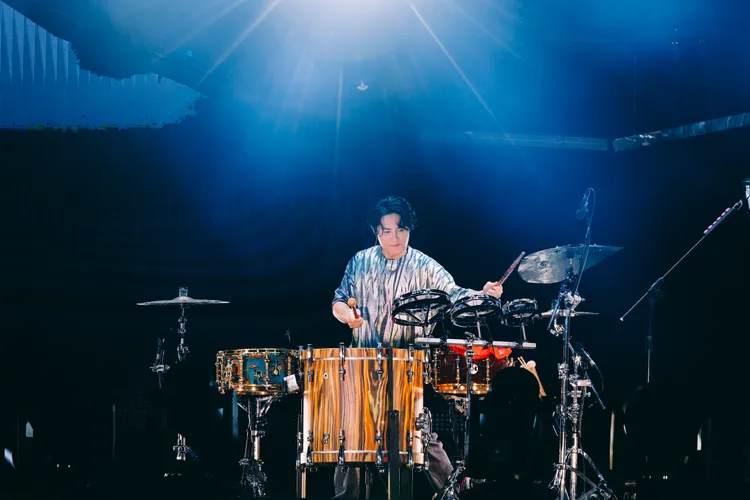 哲謙打鼓不忘做出萌翻臉。圖／相信音樂提供