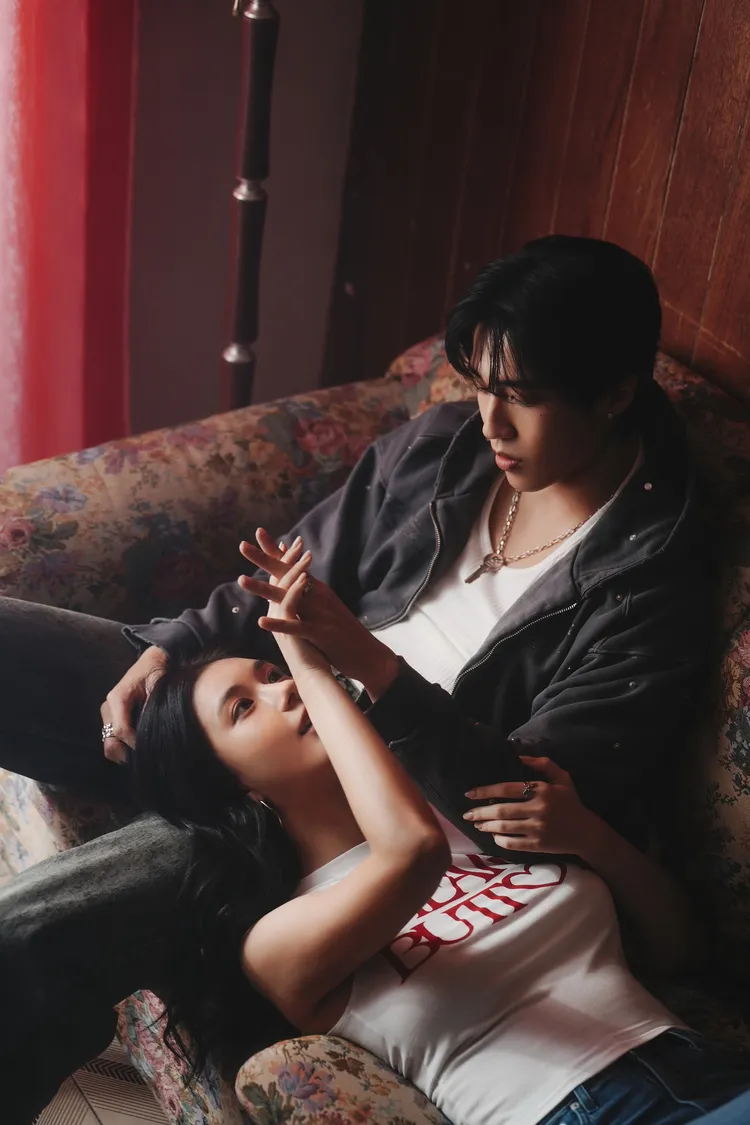 婁峻碩（後）與鄭芯恩跳脫電影《夏日的檸檬草》校園青春篇幅，親密互動勾人情慾。圖／伊弗龐金有限公司 X 想不到音樂工作室提供