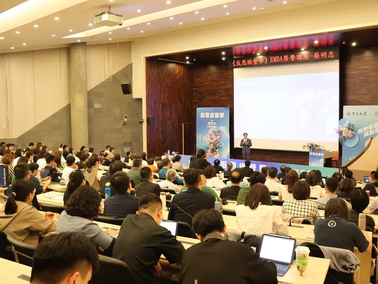 富邦集團董事長蔡明忠以講座教授身分在東海大學開學分課《反思經營學》，上周五首度授課就造成轟動。東海大學提供