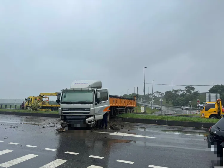 砂石車剛下國道就因煞車失靈撞上平面道路中央分隔島，所幸未造成人員傷亡。民眾提供