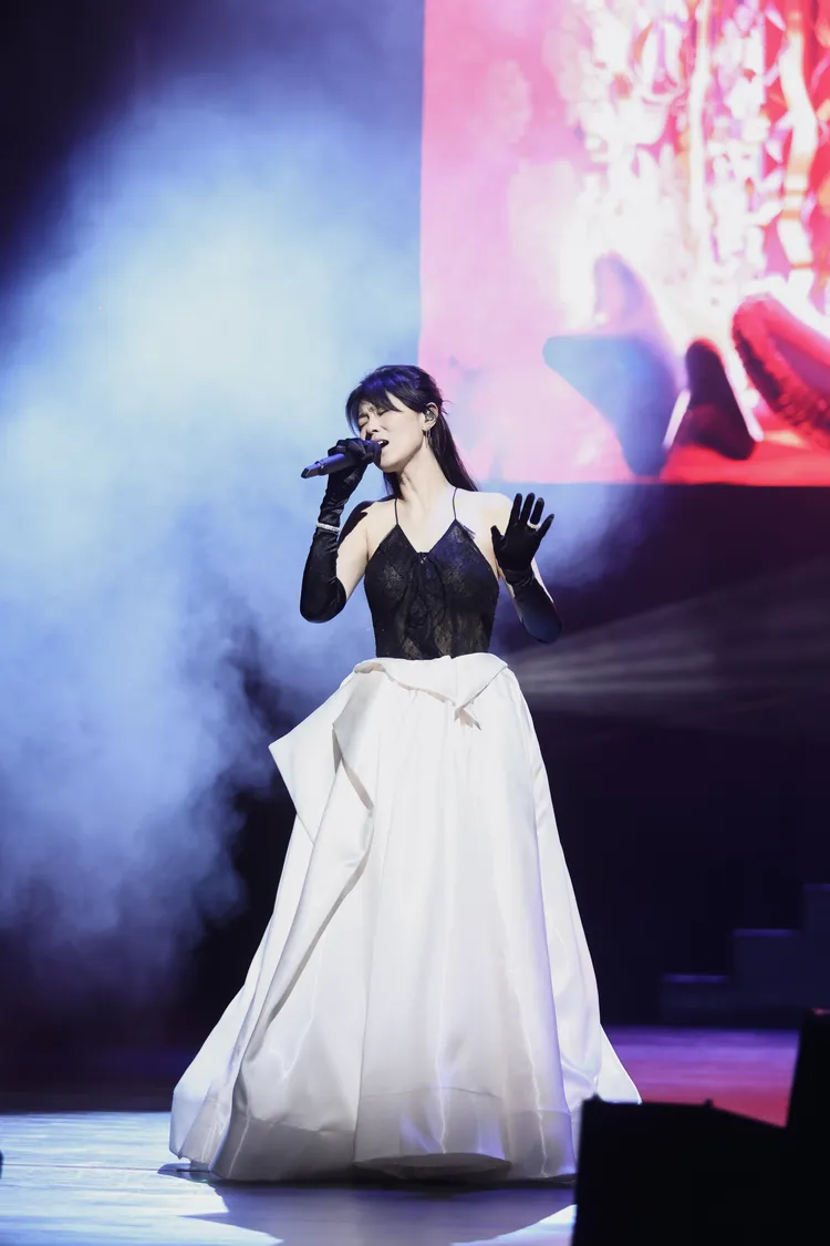 曹雅雯久違開唱，5套絕美華服展誠意。圖／好聞國際提供