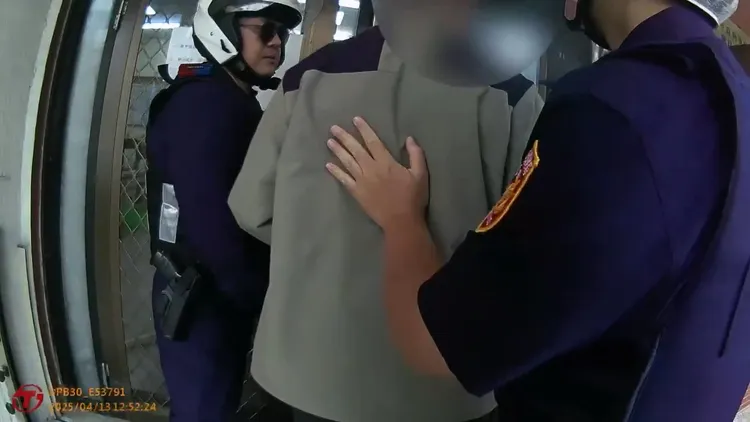 通緝犯楚男因違停吃鍋燒麵，被警察查緝到案。翻攝畫面