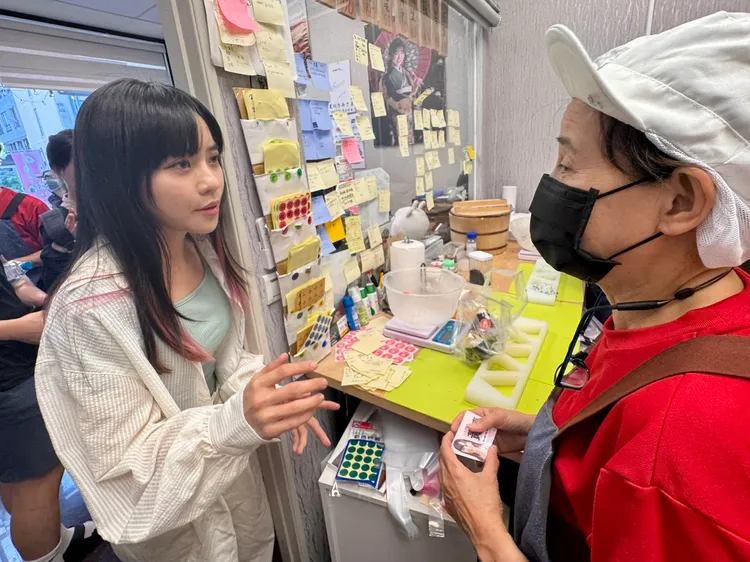 黃捷到日本飯糰店表示關心。翻攝畫面