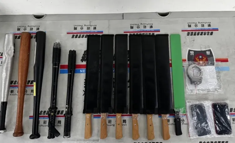 警方查扣刀械、手銬等證物。翻攝畫面