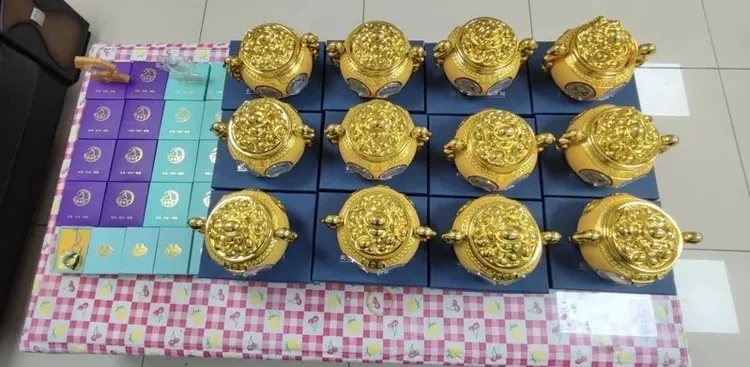 警方追回12個錢母聚寶盆、16個金銀錢母及5條蛇年項鍊，但仍有8個金銀錢母、1條項鍊不知去向。資料照片