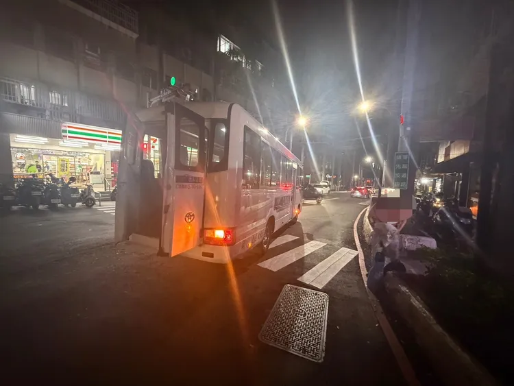 夜間視線不良加上大車諸多視線死角，駕駛經過行人穿越道時也沒特別停下查看而釀禍，翻攝畫面