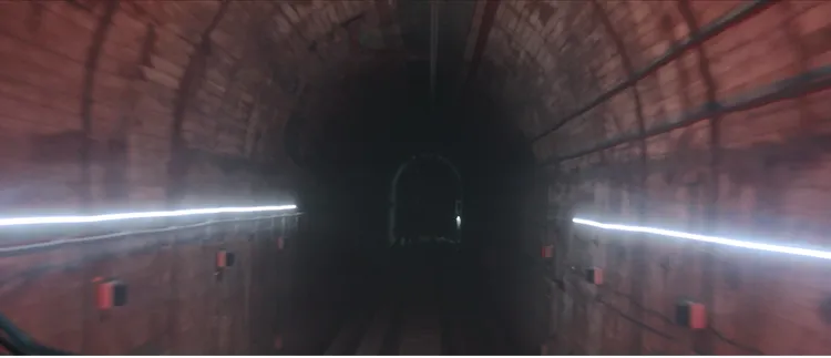 第二段清水隧道，以線條狀的白光帶領眾人進入靜止與永恆的時間。台鐵提供