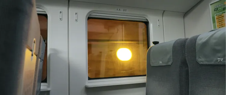 第一段和仁隧道，設置了9盞琥珀光及28盞白光代表事故當下的時間點9時28分。台鐵提供