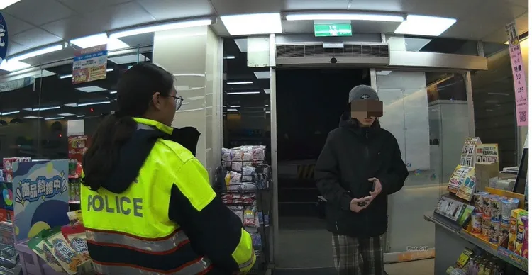 警員協助看店。竹東警分局提供