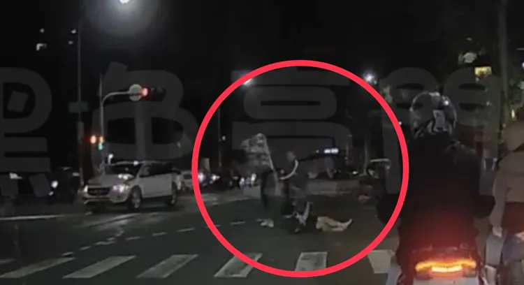 賴男3人當街海K谷男1人，也嚇壞用路人，還吸引民眾圍觀，以為是聚眾鬥毆。取自黑色豪門企業