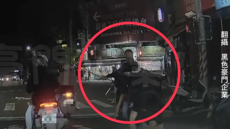 雙方從高雄橋頭飛車追逐到楠梓，賴男等3人竟當街持棍棒猛K谷男。取自黑色豪門企業
