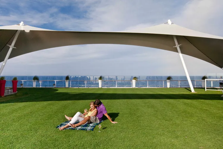 名人極致號的海上綠野天然草地The Lawn Club，可盡情欣賞無盡海景。業者提供