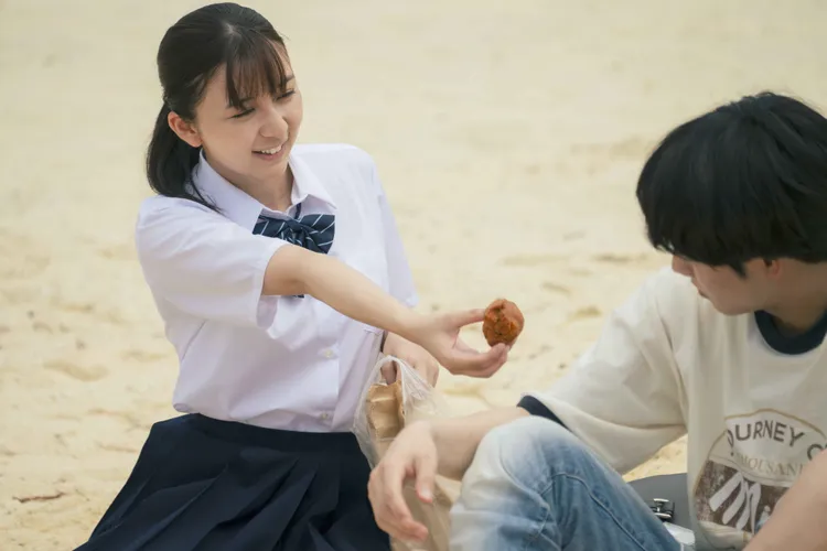 上白石萌歌片中遞出沖繩甜點「沙翁」給赤楚衛二。天馬行空提供