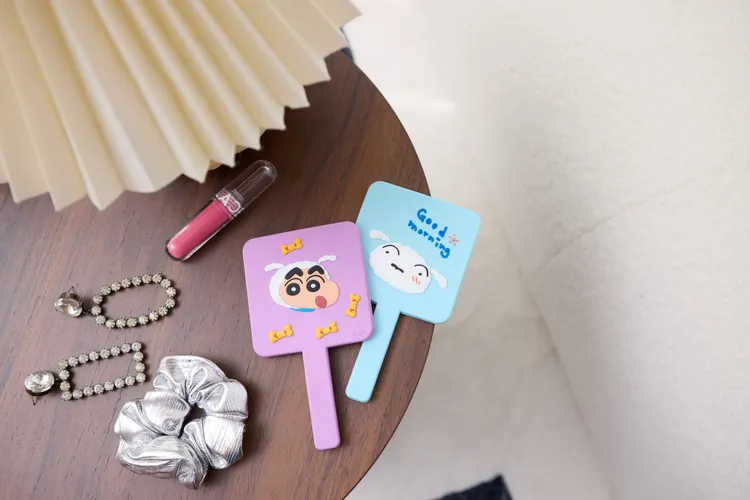 購買指定彩妝品項滿788元，還贈送超可愛的手持鏡。業者提供