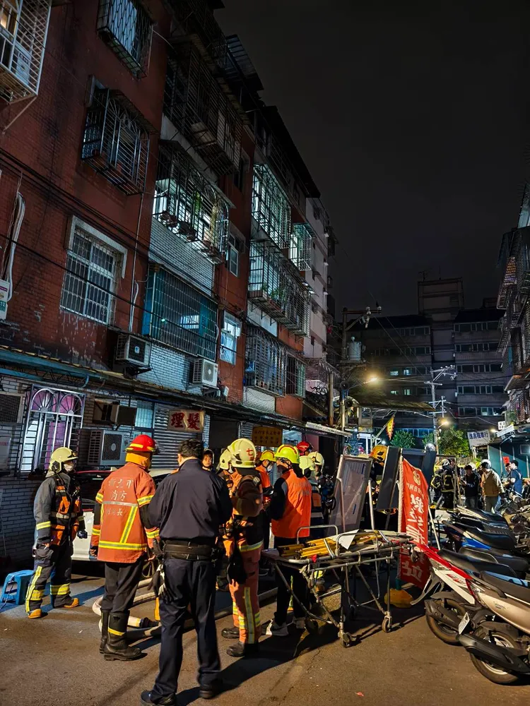 警消撲滅火勢後在公寓頂加套房的浴室內發現1名男子已無呼吸心跳。消防局提供