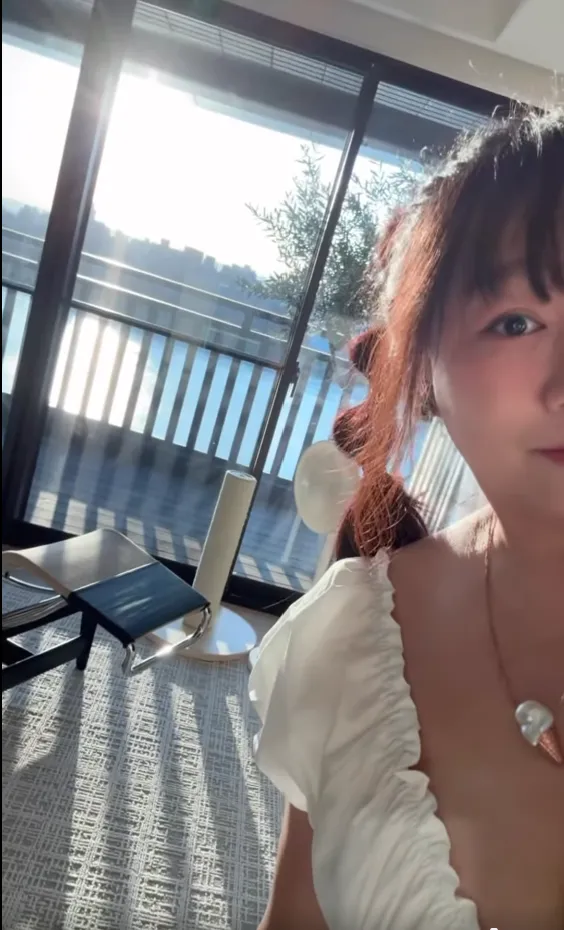 徐閉曬出在國外豪宅的自拍影片，窗外河景優美。翻攝自徐閉臉書