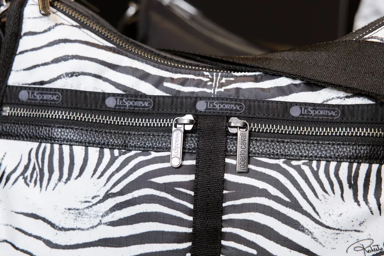 聯名包款的拉鍊頭刻有雙品牌名稱。品牌提供