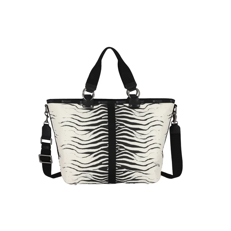 LeSportsac X Roberto Cavalli黑白斑紋斜背手提兩用包，1萬9000元。品牌提供