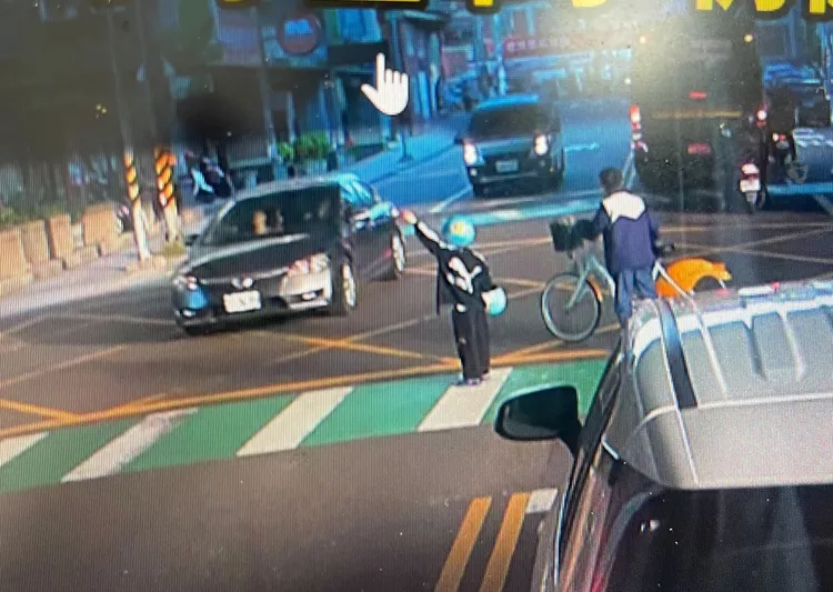 小學生舉手過馬路往來車輛不讓。翻攝畫面