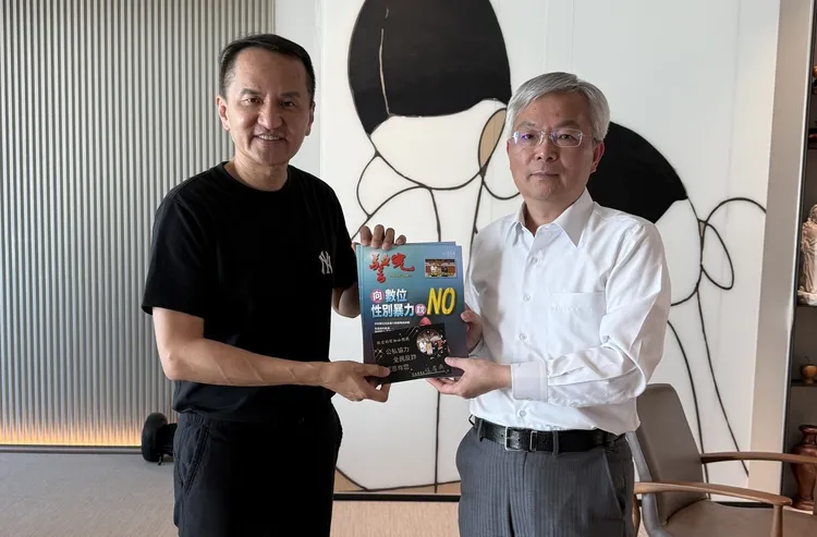 警政署長張榮興上月27日到愛爾麗台南總部拜訪，順道向常如山討教開球「撇步」。愛爾麗提供