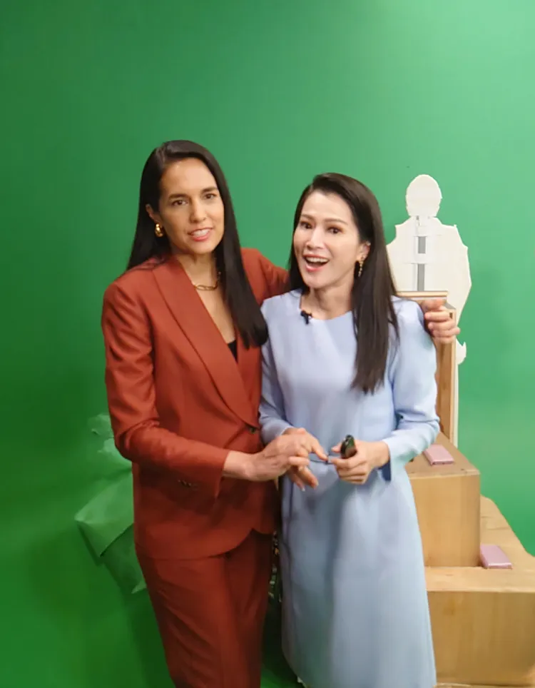 Kristie Lu Stout（左）與李文儀相約下次要一起播新聞。三立提供