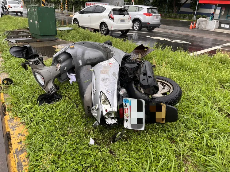 女騎士騎乘的機車。中壢警分局提供