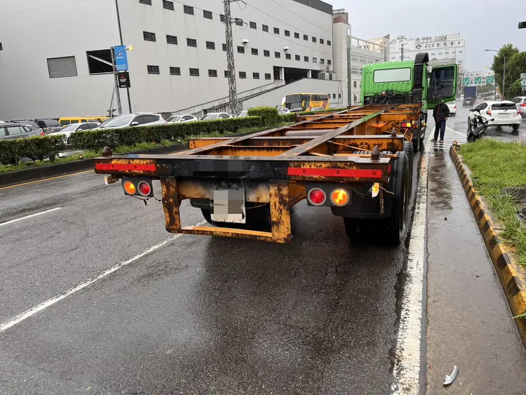 肇事聯結車。中壢警分局提供