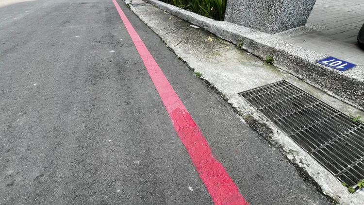 民眾私繪紅線（下段）與市府畫的紅線有明顯差異。鮮明攝