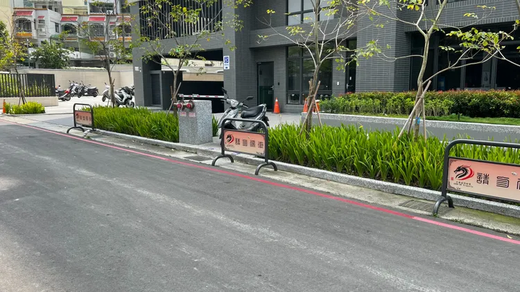 民眾私自繪製的紅線，長度相當於路邊停車格，顏色比兩端正常的紅線有明顯差異。鮮明攝