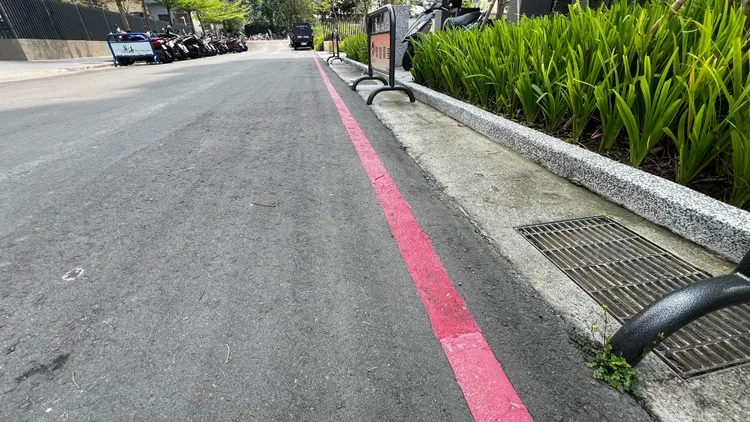 民眾私畫的紅線色澤較鮮艷。鮮明攝