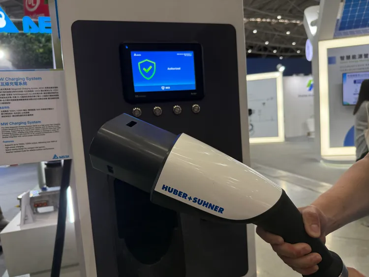 台達電兆瓦級充電系統。呂承哲攝