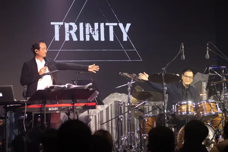 鍾興民（左）與「台灣鼓王」黃瑞豐攜手演出。圖／麥丁文化提供