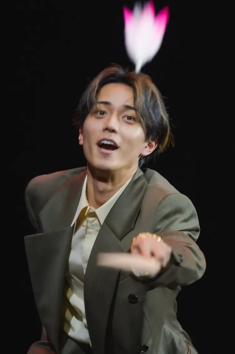 永瀬廉挑戰日本板羽球。大鴻藝術BIG ART提供