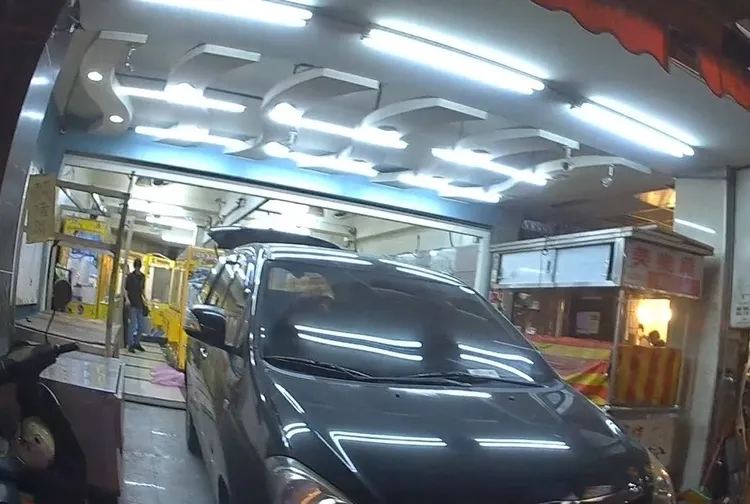 小客貨車直接停上騎樓，妨礙行人通行。翻攝畫面