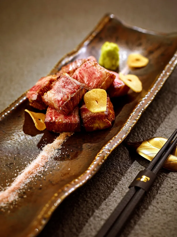 本次客座菜單以魚子醬、法國藍龍蝦、日本A5山形和牛菲力等珍稀食材，精心規劃十道式饗宴。業者提供