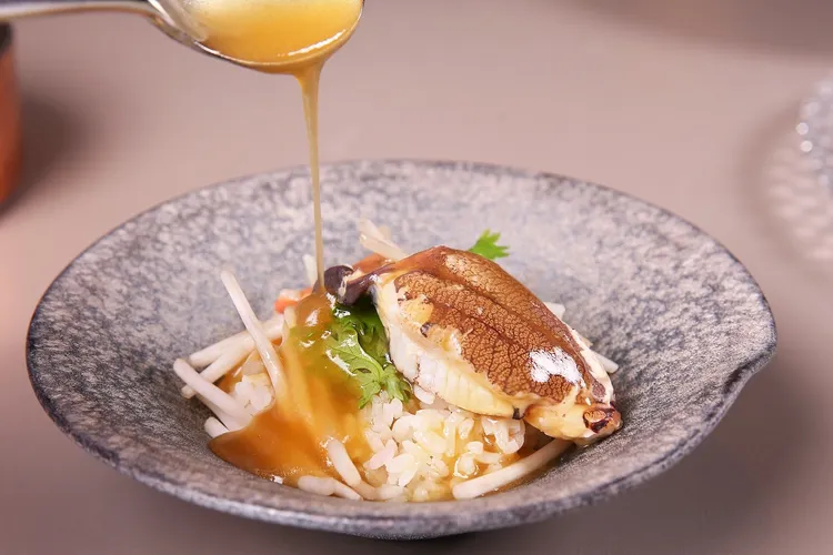 Mark’s Teppanyaki的隱藏版料理「海鮮撈飯」，將由兩位主廚融合港台兩地烹飪精髓，打造全新升級版撈飯。業者提供