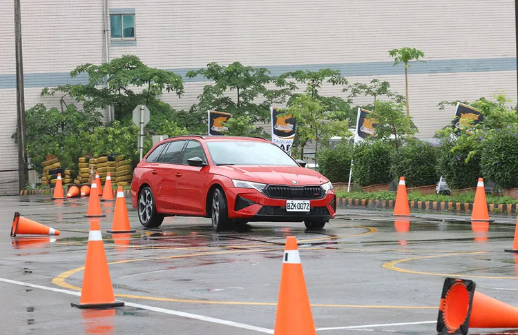 車訊風雲獎評審日安排試駕路線，讓評審團現場實際體驗評選車款的操駕感受。主辦單位提供