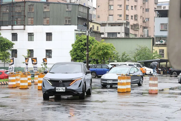 即使評審日碰上較大雨勢，評審們仍對各款入圍新車躍躍欲試。主辦單位提供