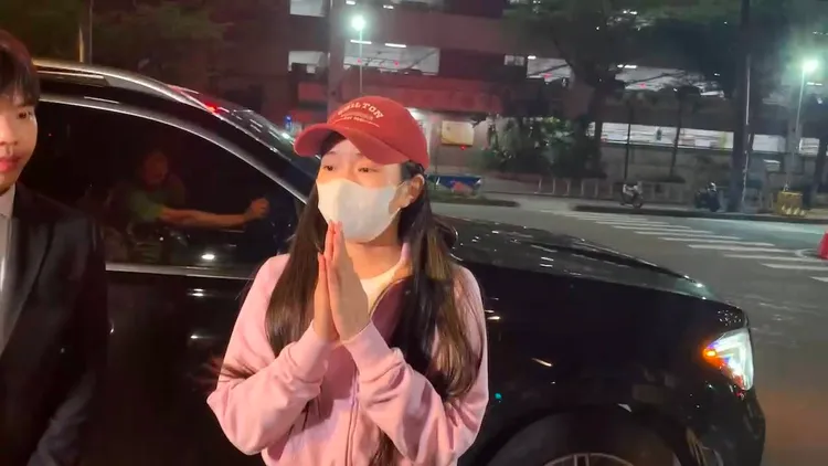 新北地檢署今天約談家寧等9人，檢方訊後諭令家寧3萬交保，她離開新北檢前雙手合十向大眾致意。讀者提供