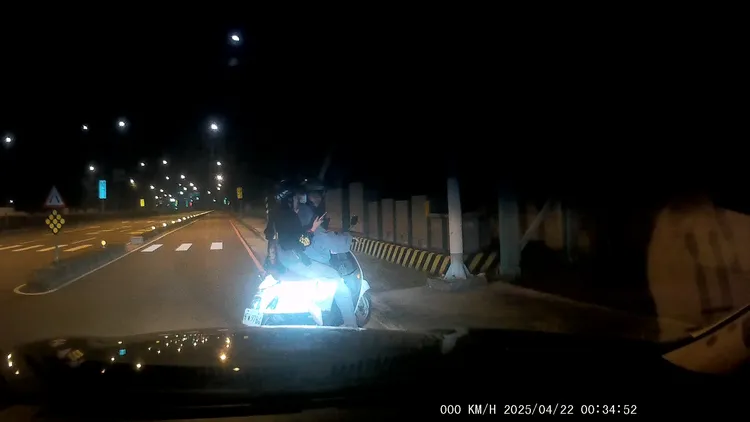 2女以導航找路仍在高鐵站區迷航半小時，所幸遇到台中市交大巡邏車。民眾提供