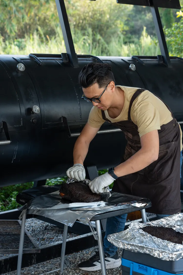 業者使用由台中大甲在地製造商製作的獨門烤爐「offset smoker」製作德州烤肉。bark.Q提供