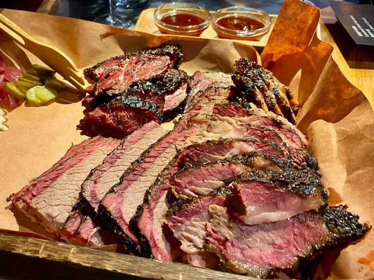 不同於台灣常見的燒烤，德州烤肉強調「慢燻」風味。莊偉祺攝