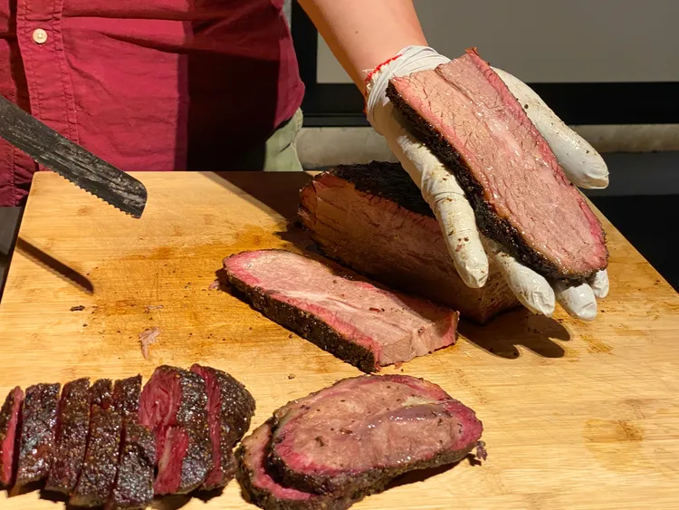 「旗艦牛前胸肉」切塊（右上）。莊偉祺攝