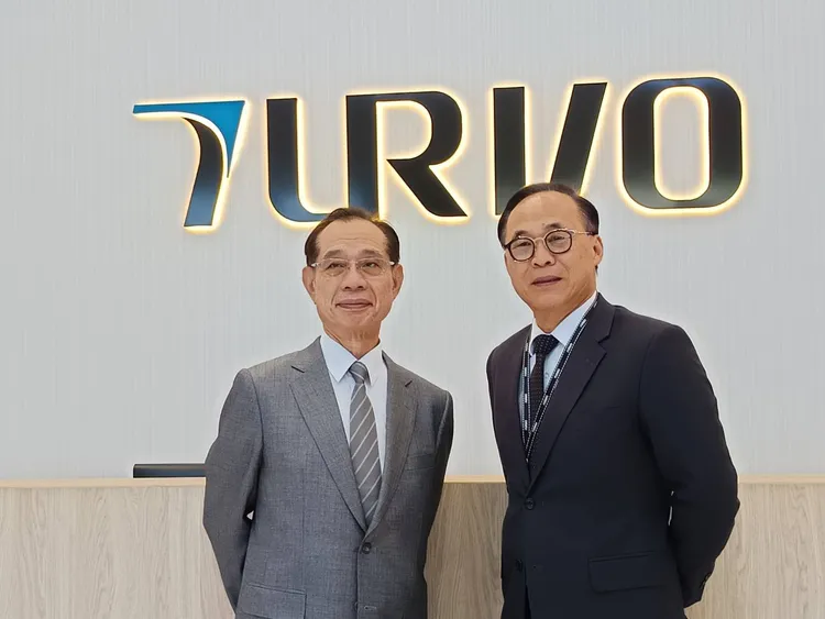 2022年7月家用縫紉機大廠伸興公開併購宇隆，兩家公司今天上午舉行「伸興X宇隆」聯合記者會，伸興董事長林志誠、宇隆董事長劉俊昌共同出席。許麗珍攝