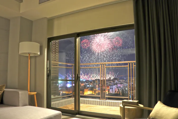 結合「澎湖國際海上花火節」，澎澄飯店限定的煙火房房型，讓旅客能在專屬陽台一覽花火璀璨全景，享受不被打擾的浪漫夜晚。業者提供