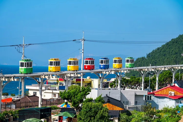釜山航空「釜山5天4夜機加酒自由行」兩人成行，每人含稅最低8888元起。業者提供