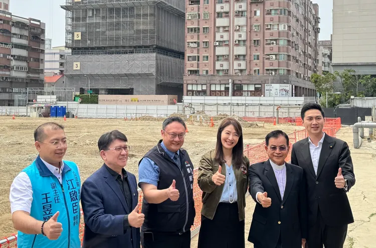 台北101董事長賈永捷陪同立委到台中101「置地廣場」預定地視察。市府提供